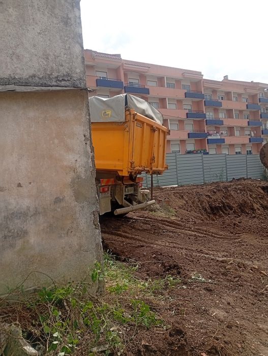 Demolição e Abertura de Valas com Giratória – Rápido e Seguro!