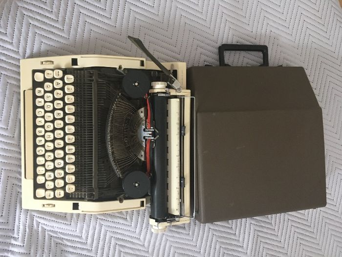 Máquina de escrever (OLIVA 2002)