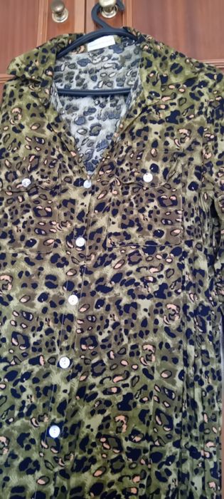 Vestido comprido em vede, com estampado