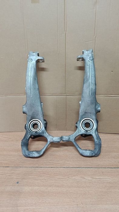 Porsche panamera 971  4s цапфа  передній поворотний кулак  971407245h,971407246h
