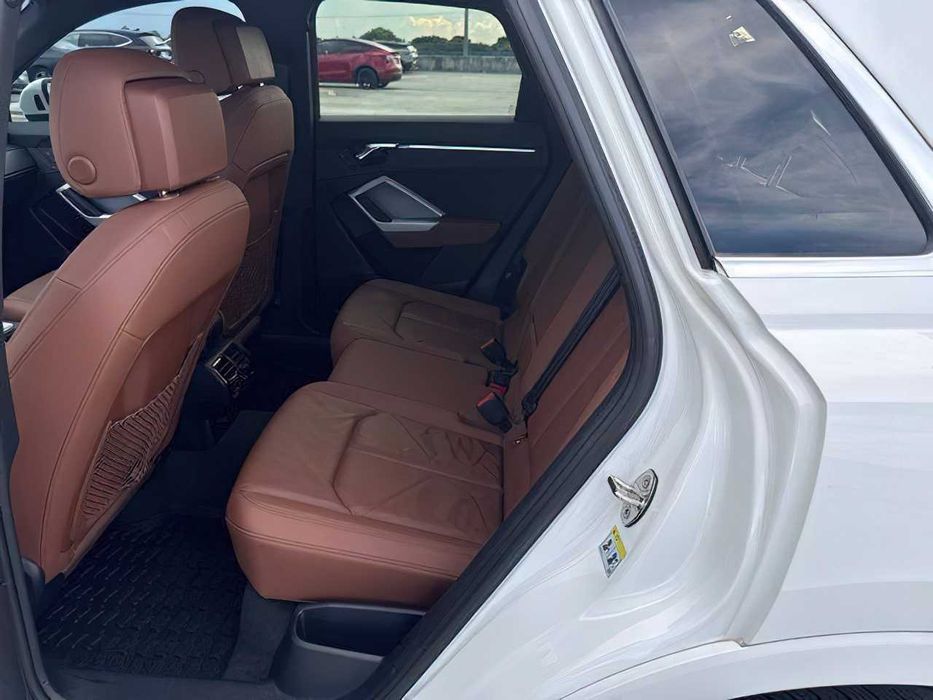Audi Q3      2022