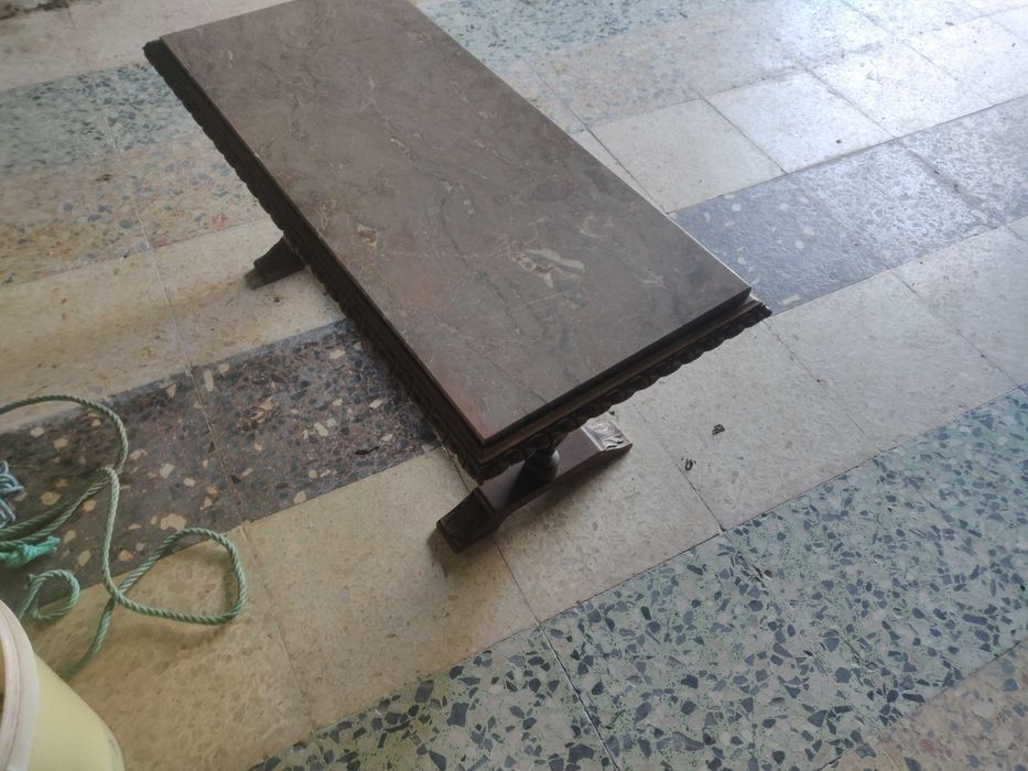 Mesa de madeira com pedra