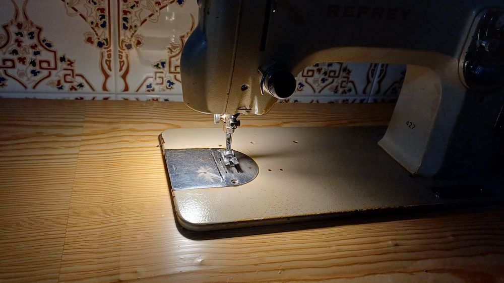 Máquina de costura refrey vintage