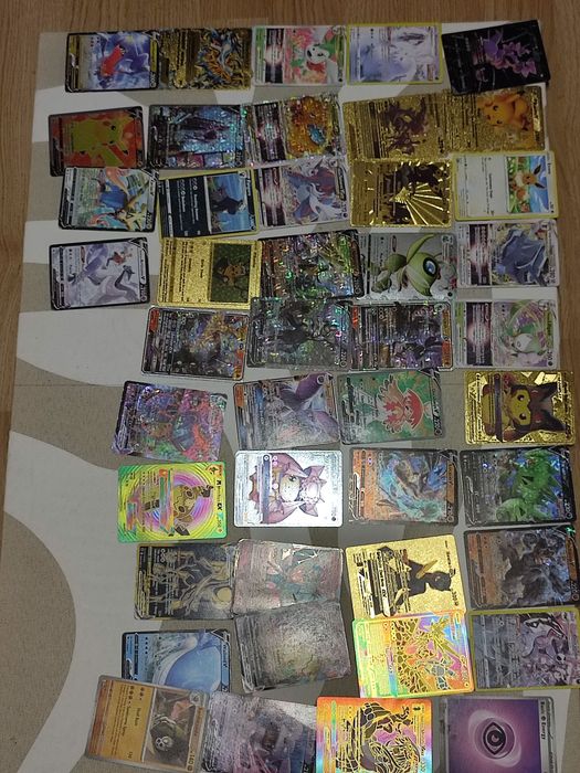 Sprzedam 323 sztuk kart pokemon