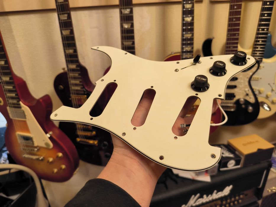 Пікгард фірмовий для Fender Stratocaster від EMG