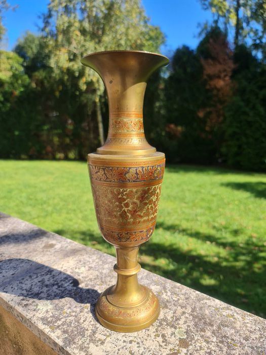 Jarra  marroquina em bronze, pintado e gravado  à mão.