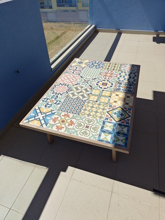 Mesa de jardim com azulejo 103x70x40
