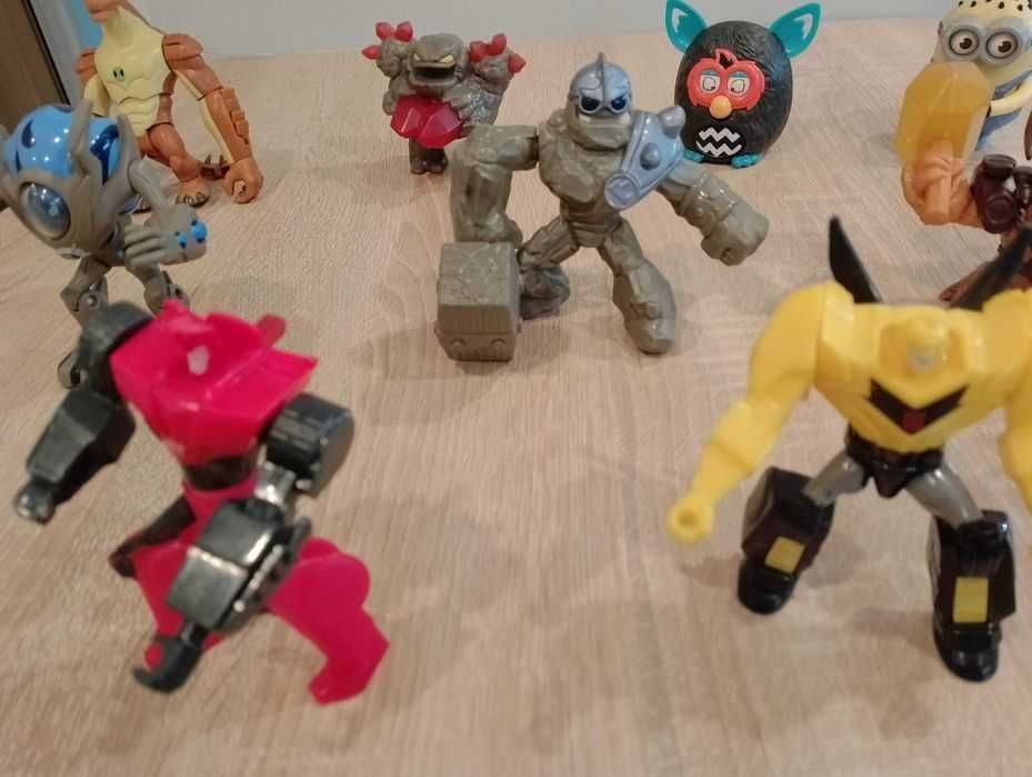Figurki różnych postaci 17 szt