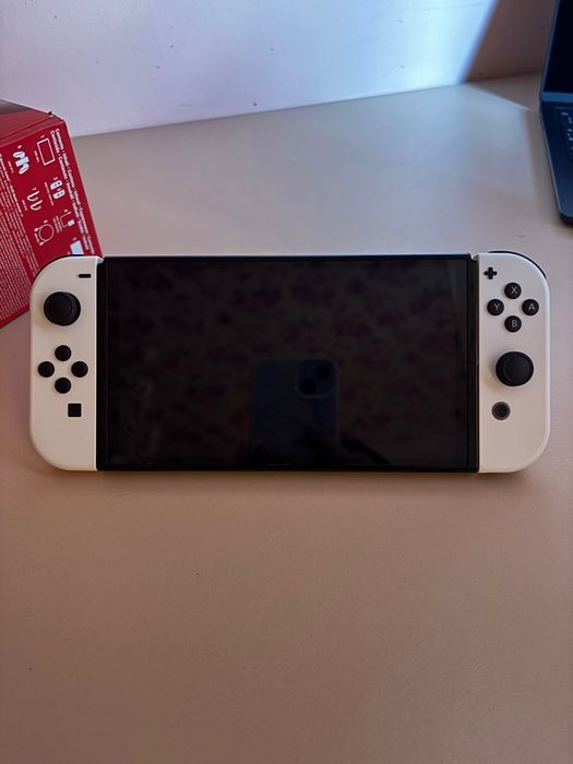 Nintemdo Switch OLDED + Animal Crossing New horizons