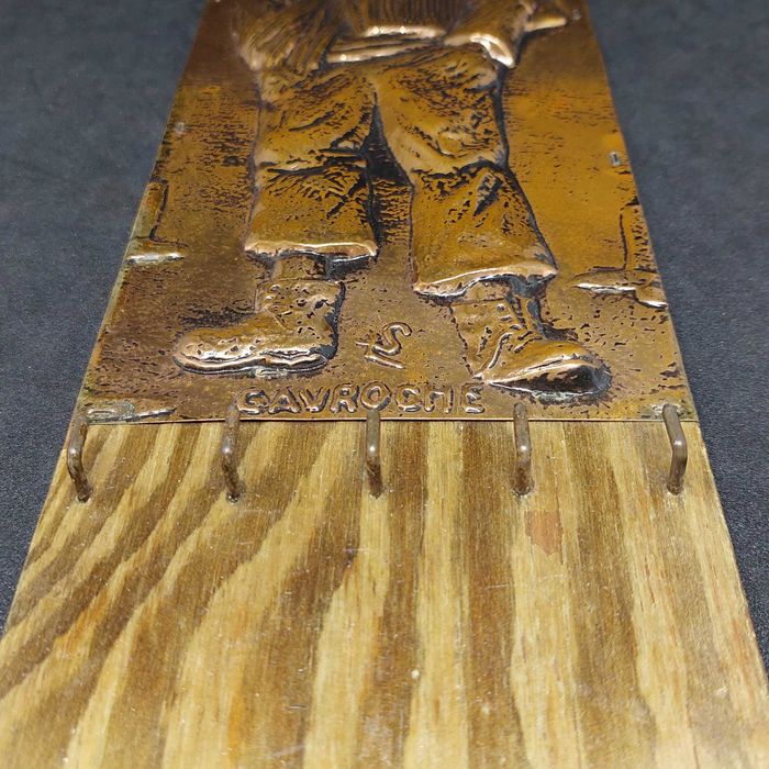 Вешалка Франция РЕДЧАЙШАЯ медная чеканка Гаврош Гюго медь вешалка