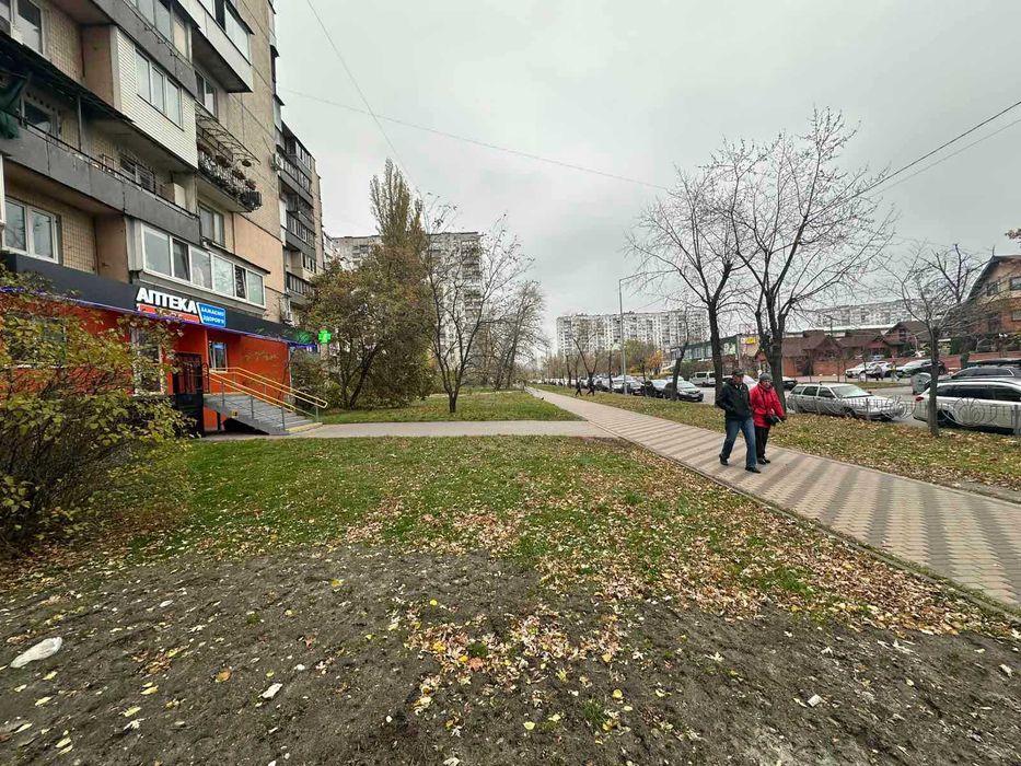 Фасадне приміщення в оренду на Березняках