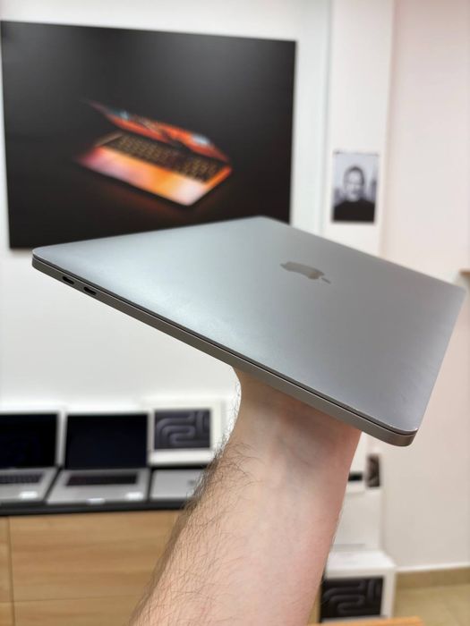 MacBook Pro 13" (I5, 2019) Space Gray — версія на 8/256 ГБ SSD.