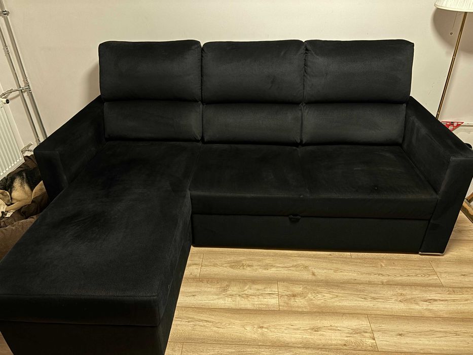 Czarny narożnik z Black Red White z funkcją spania i pojemnikiem.