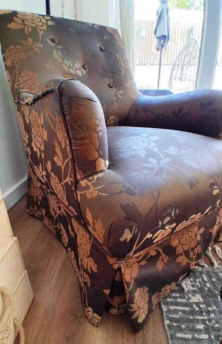 Sofá com banquinho de apoio