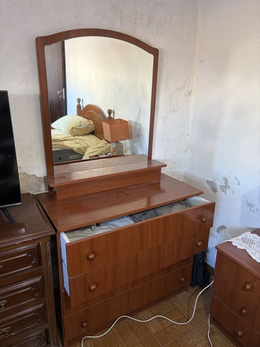 comuda, colchao e 2 mesas de cabeceira