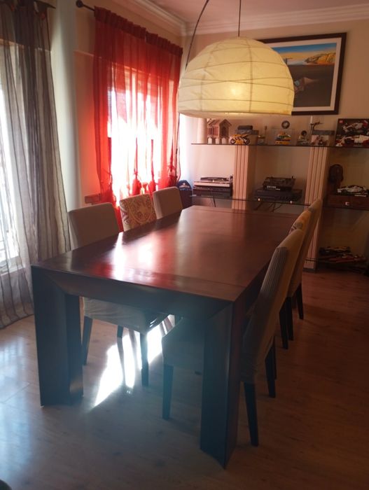 Mesa de sala com cadeiras
