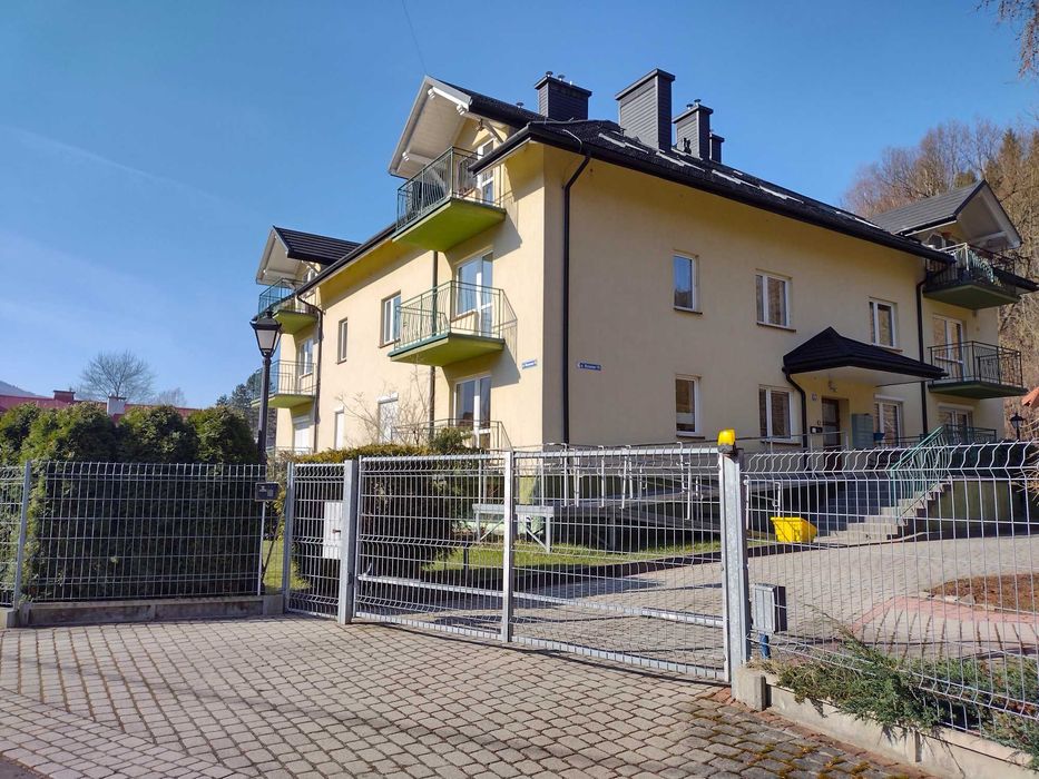 jasne mieszkanie w apartamentowcu na ogrodzonym terenie z garażem - Widok 2