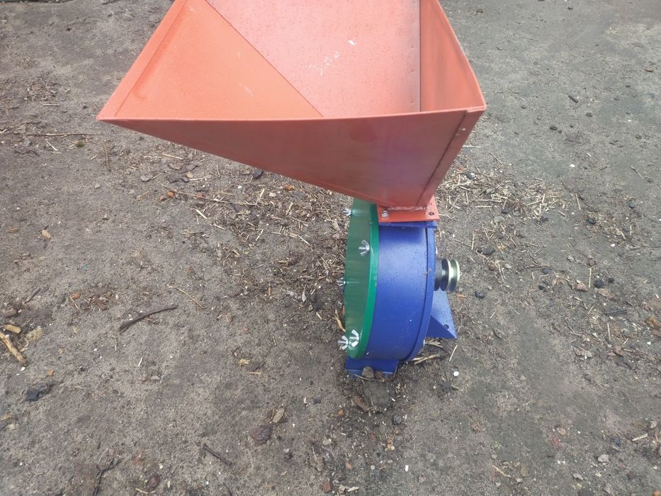 Млинок для зерна новий.