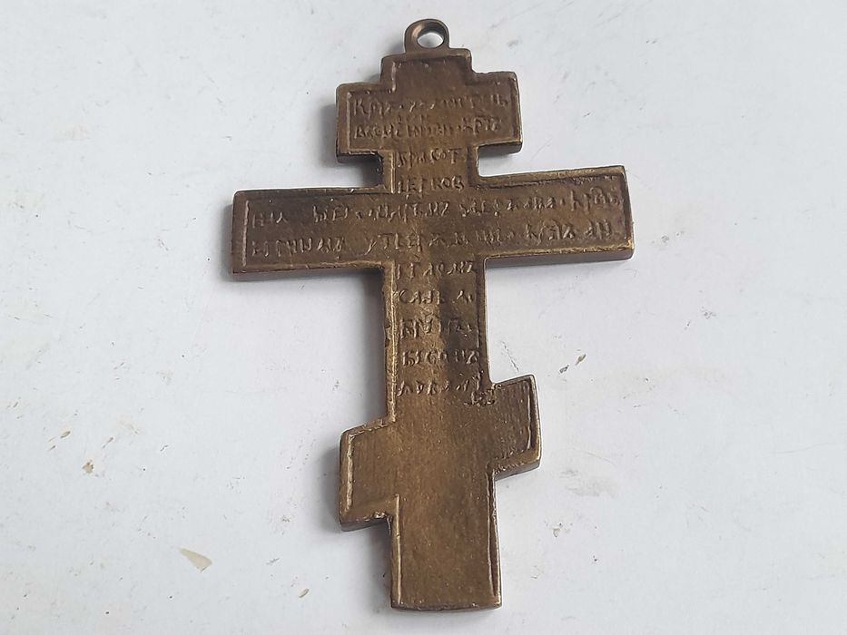 Mały krzyż prawosławny z Chrystusem, mosiężny malowany