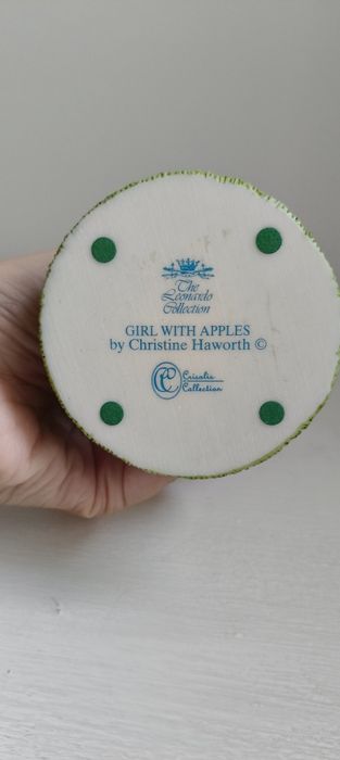 Estatueta "Girl with Apples" da The Leonard Collection