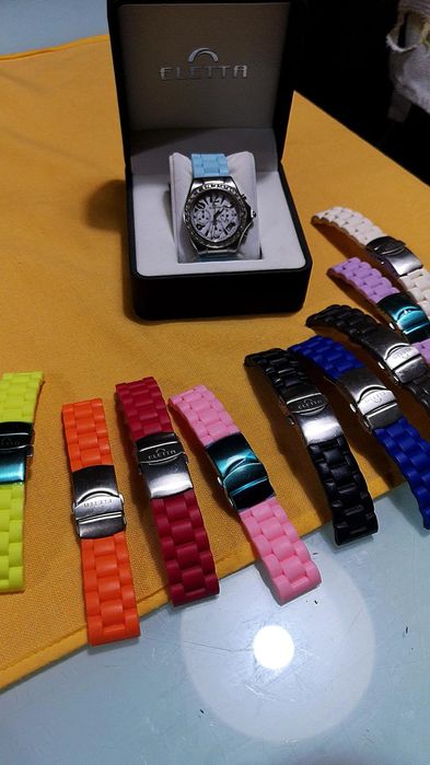 Relógio Eletta com muitas pulseiras extra64550554308610121