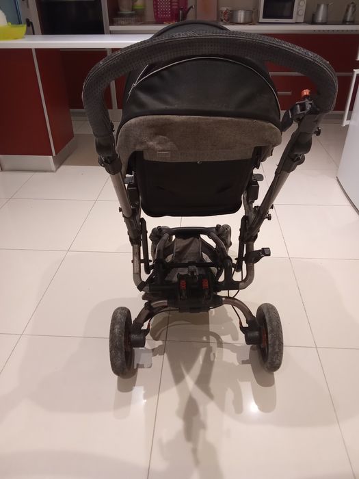 Carinho de bebê juntamente com ovo