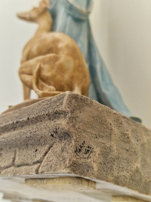 Escultura Art Déco Dama com Galgo – Assinada – 42 cm / 4,74 kg