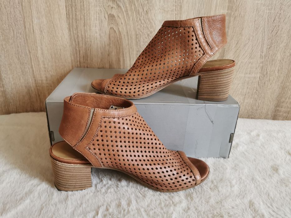 Russell & Bromley skórzane ażurowe sandały 39