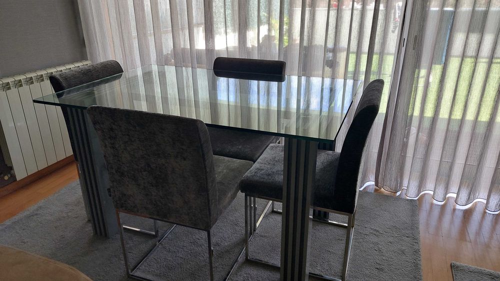 Mesa Sala Jantar + 4 Cadeiras (possível vender com aparador e espelho)