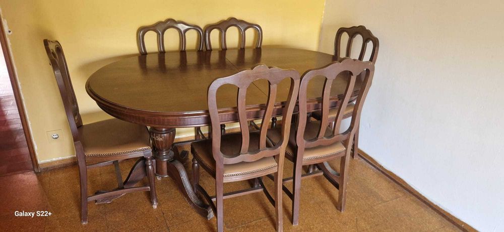 Mesa de casa de jantar em madeira e 6 cadeiras de madeira