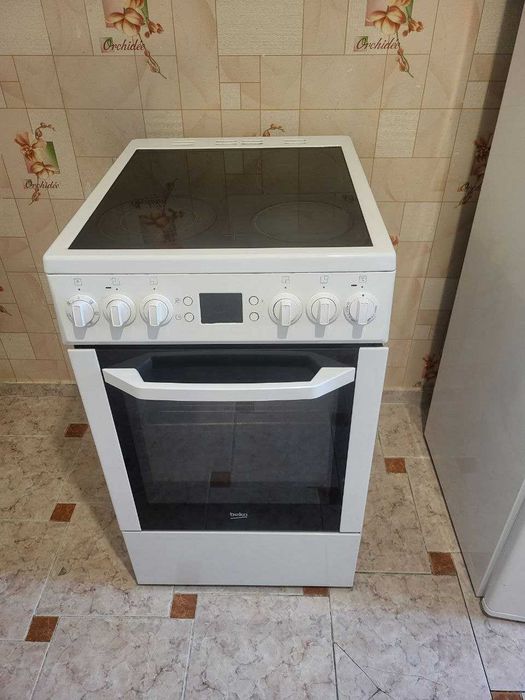 Електроплита BEKO CSE57300GW в гарному стані! Все працює!