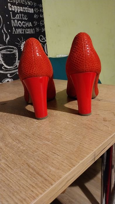 Szpilki czerwone skórzane Caprice 38,5
