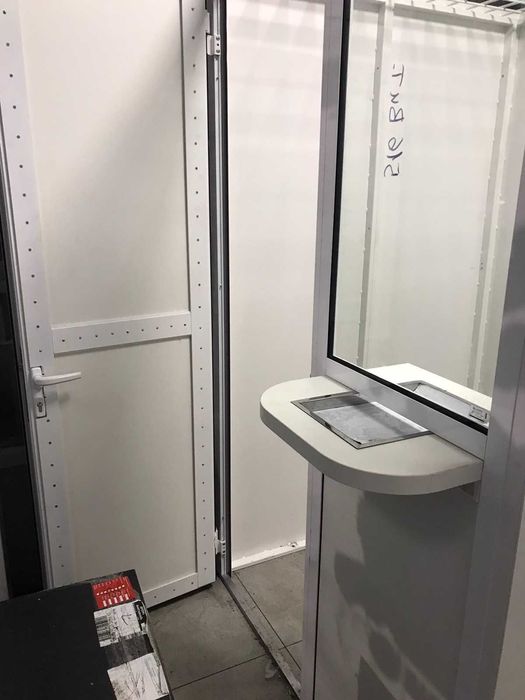 Обмен валют, обменка, пункт обмена валют, касса, капсула, броне двери