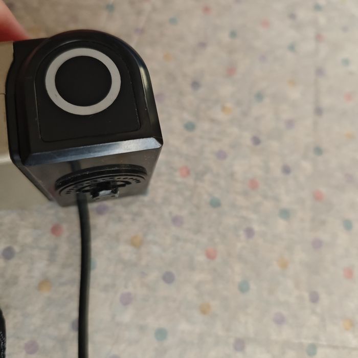 Máquina fotográfica da marca Olympus com flash