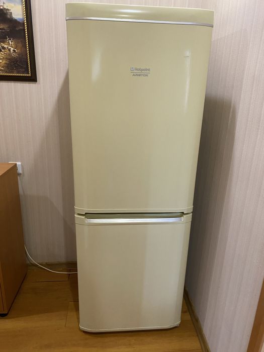 Продам холодильник під ремонт 2000