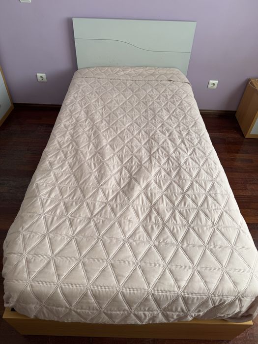 Cama com mesinha de cabeceira