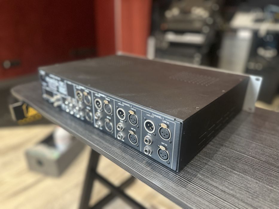 Universal Audio 4-710 4-kanałowy preamp mikrofonowy