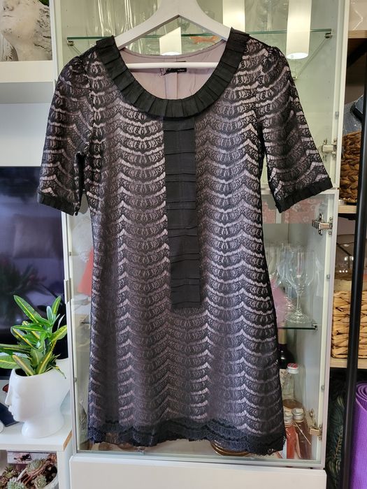 Piękna koronkowa sukienka.