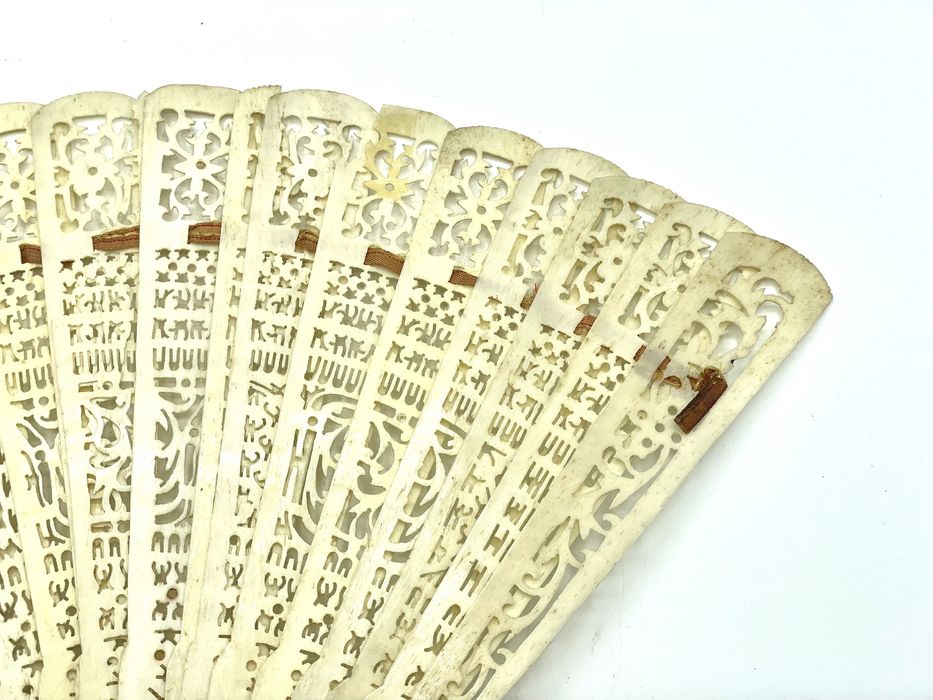 Leque em material nobre antigo