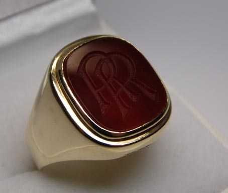 Złoty sygnet karneol monogram RR inicjały.