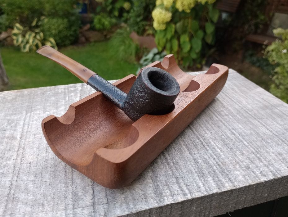 Drewniany stojak na 4 fajki.