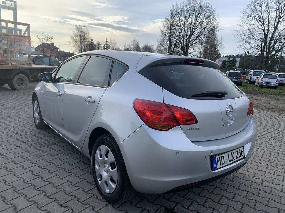 Opel Astra J 2011r 1.6 benz 115KM klima PDC  bdb stan OPŁACONA