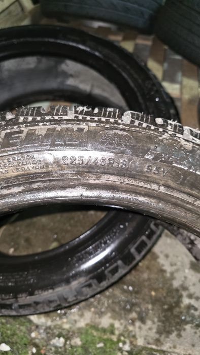 Vendo 2 pneus 225/45/18