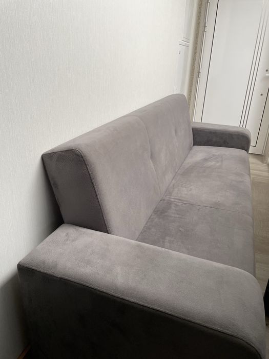 Sofá com Chaise Longue + Puff — 300 €