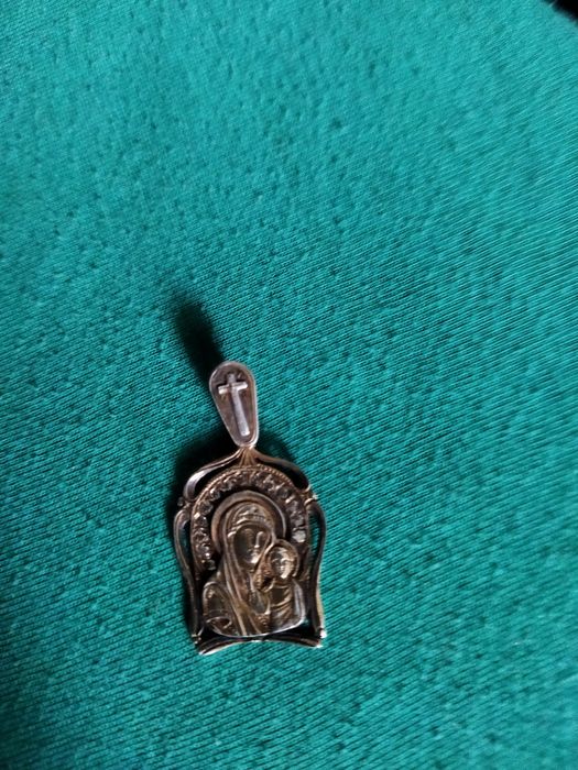 Продам старинную икону, большой серебряній крест, крестик, ладанку.