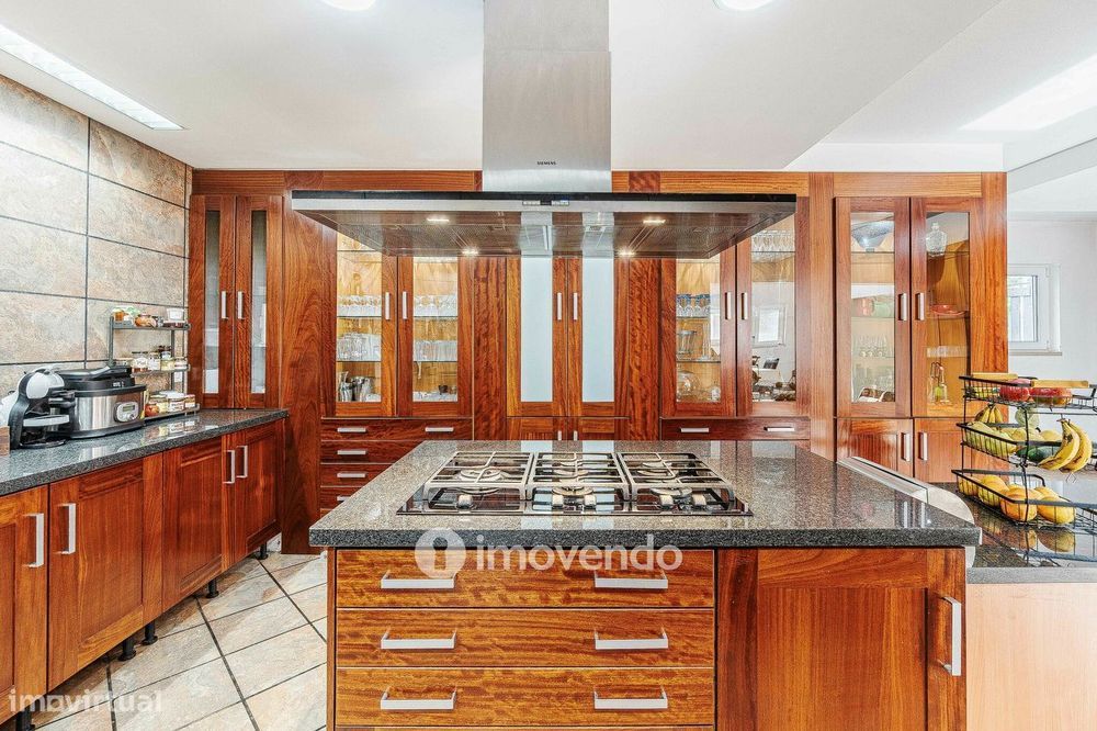 Quinta T3 isolada, com 14.500m² de terreno e piscina, em Loures