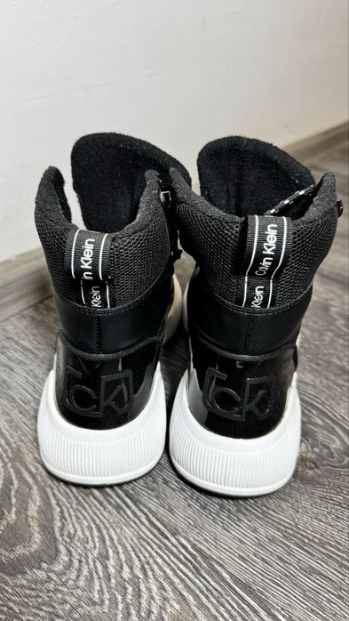 Жіноче звуття Продам кросівки Calvin Klein кросовки