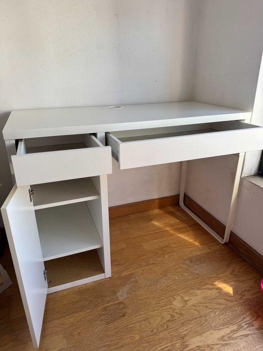 Secretária e cadeira