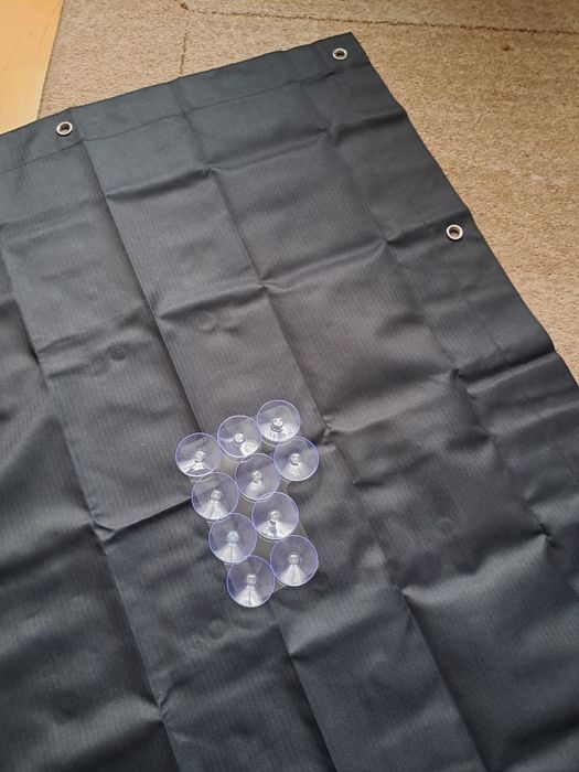 Zasłona na przylepce do okna