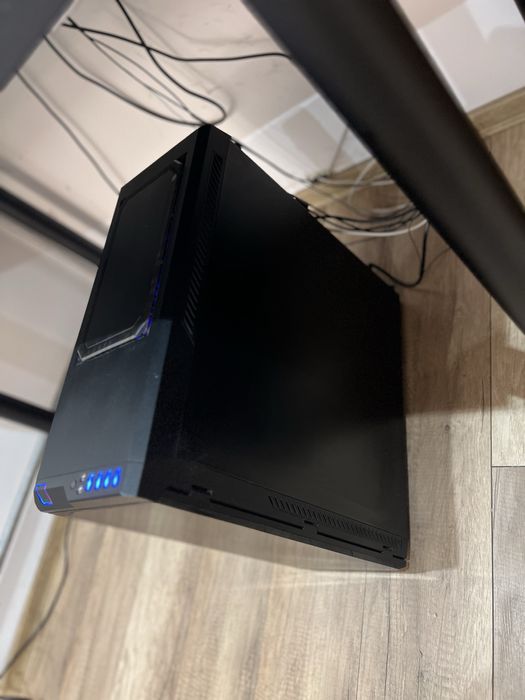 Komputer stacjonarny wraz z monitorem